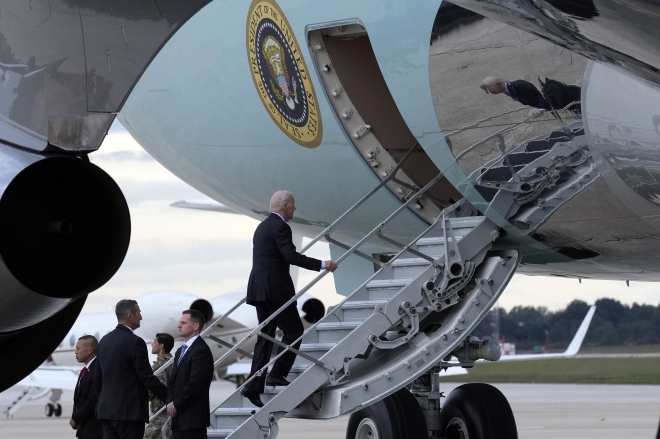 17(현지시간) 조  바이든 미국 대통령이 이스라엘로 향하면서 메릴랜드주 앤드루스 공군기지의 에어포스원 계단을 걸어 올라가고 있다. 2023.10.17 AP 연합뉴스