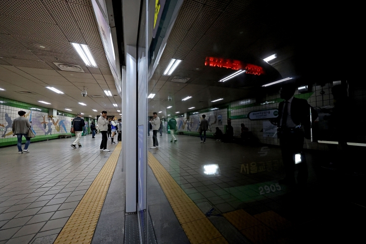 지난해 10월 16일 오후 서울 시내 한 지하철 승강장에 열차가 들어서고 있다.  연합뉴스