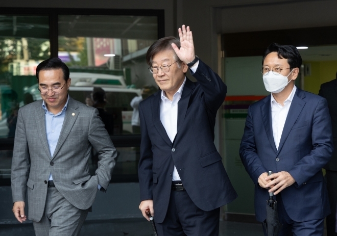이재명 더불어민주당 대표가 9일 오후 서울 중랑구 녹색병원에서 퇴원하고 있다. 뉴스1