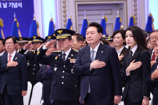 윤석열 대통령과 김건희 여사가 18일 청와대 영빈관에서 열린 제78주년 경찰의날 기념식에서 국기에 경례하고 있다. 연합뉴스