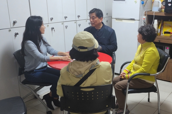 수원시 팔달구가 지역내 홀몸어르신을 위한 안부 확인 사업을 추진하는 가운데 관계자들이 회의를 하고 있다. 수원시 팔달구 제공