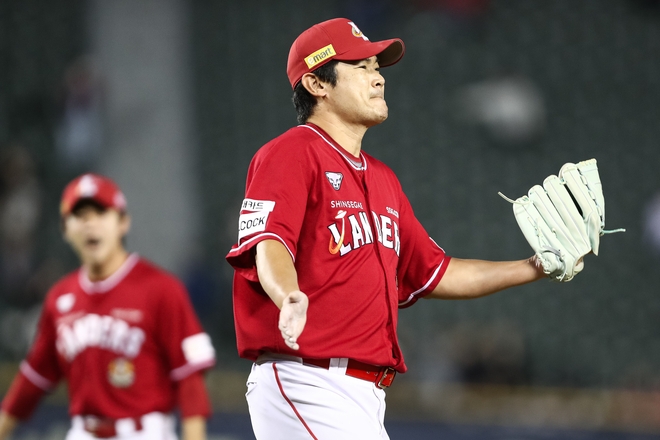 SSG Noh Kyeong-eun está feliz após enviar uma bola rasteira para Jo Su-haeng na partida do Doosan Bears disputada no Jamsil Stadium, em Seul, no dia 16.  Notícias 1