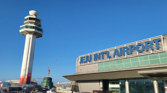 제주국제공항 현재 관제탑 너머로 공사하다가 멈춘 신축 관제탑의 모습이 보이고 있다. 제주 강동삼 기자