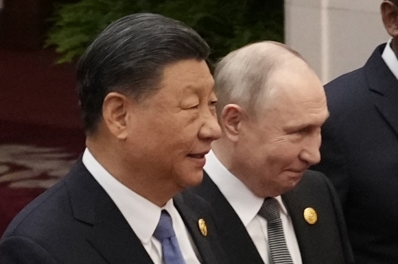 시진핑(왼쪽) 중국 국가주석이 18일(현지시간) 중국 베이징 인민대회당에서 열린 제3차 일대일로 정상포럼 개막식서 블라디미르 푸틴 러시아 대통령과 단체 사진을 찍고 있다. 2023.10.18 EPA 연합뉴스