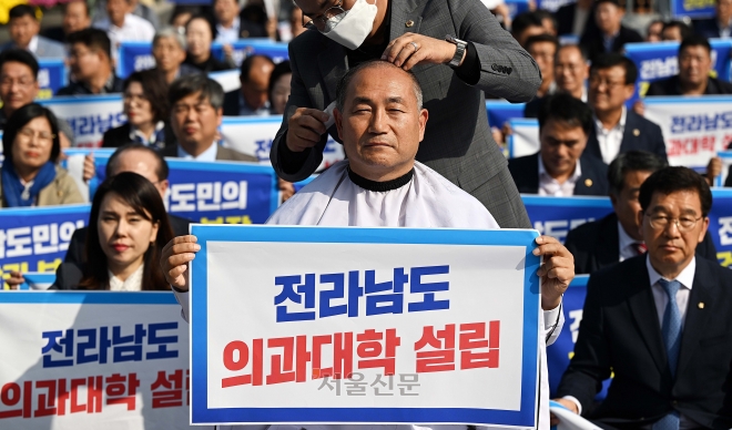 18일 서울 용산구 대통령실 앞에서 열린 윤석열 정권 전라남도 의과대학 유치 촉구 집회에서 김원이 더불어민주당 의원이 전라남도 의과대학 설립을 촉구하며 삭발을 하고 있다. 2023.10.18 오장환 기자