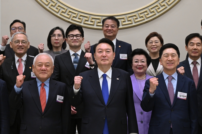 윤석열 대통령이 17일 오후 청와대 영빈관에서 열린 국민통합위원회 만찬에서 김한길 국민통합위원장, 국민의힘 김기현 대표 등 참석자들과 기념 촬영을 하고 있다. 2023.10.17 대통령실 제공.