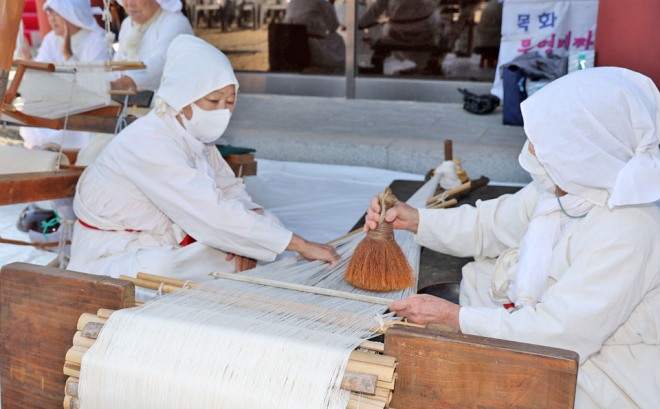 2022년 열린 제14회 산청 목화축제에서 전통무명베짜기 시연행사가 열리고 있다. 산청군 제공