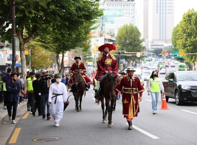 서울 성동구가 개최한 태조 이성계 축제에서 사냥행차가 재현되고 있는 모습. 성동구 제공