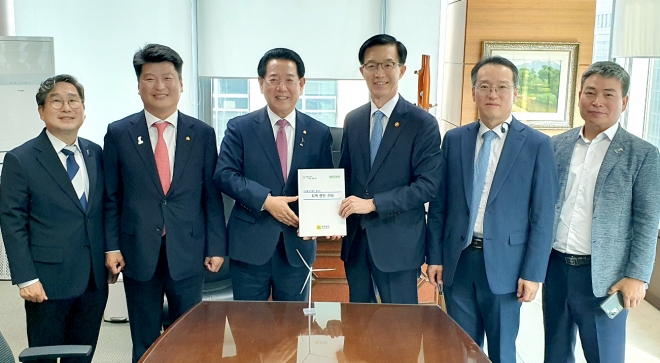 김영록 전남지사가 18일 서울에서 방문규 산업통상자원부 장관과 면담을 하고 지역 현안을 건의하고 있다.