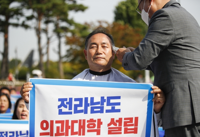 삭발하는 김원이 의원