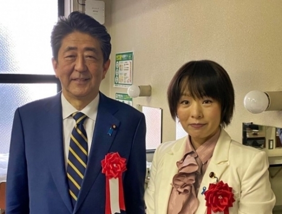 고 아베 신조 전 일본 총리와 스기다 미오 의원. 스기다 의원 페이스북