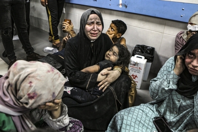 팔레스타인 가자지구 내 알 아흘리 병원이 로켓 공격을 받아 수백명의 사상자가 발생한 17일(현지시간) 부상을 입은 한 팔레스타인들이 병원 복도에 앉아 통곡하고 있다. AP 뉴시스