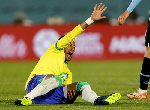 브라질 네이마르가 우루과이와의 2026 북중미 월드컵 남미 지역 예선 경기 도중 손으로 왼쪽 다리를 부여잡으며 통증을 호소하고 있다. 로이터 연합뉴스