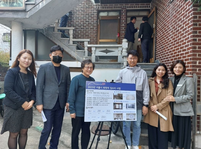 지난 18일 동작구 상도4동에 있는 희망의 집수리 지원가구 현장을 방문한 이봉준 의원(오른쪽 세 번째)