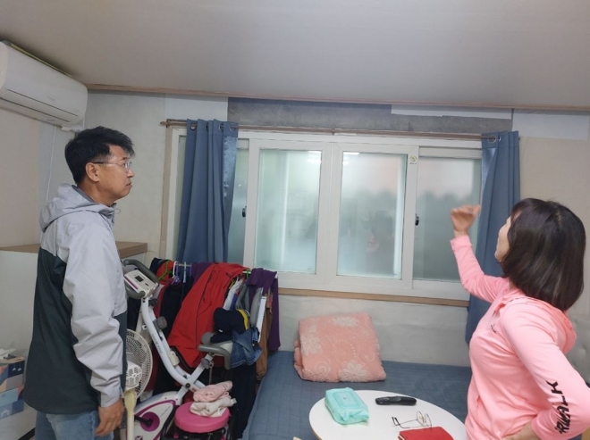 이봉준 의원(왼쪽)이 희망의 집수리 지원가구 현장을 방문해 살펴보고 있다.