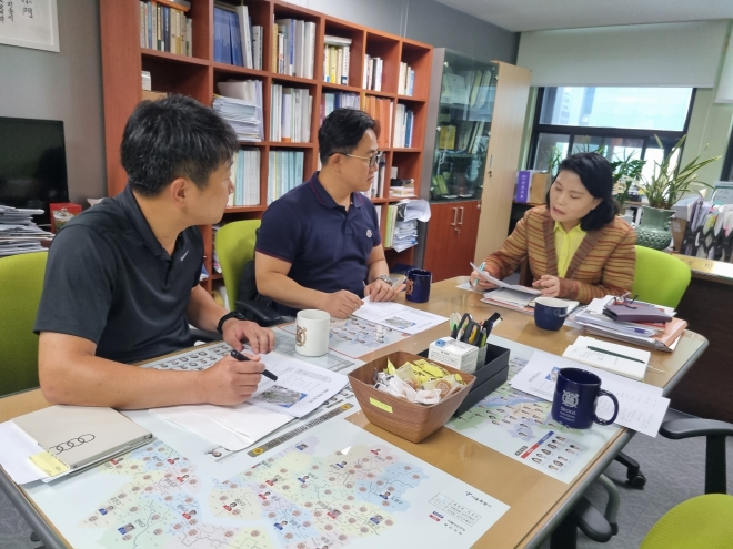 망월천 정비사업 관련 진행 상황 보고를 받는 박춘선 의원