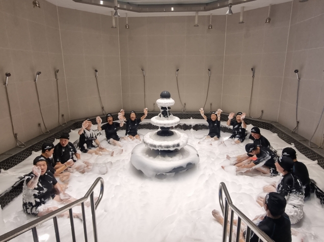 완도 해양치유센터 시범 운영 참가자들이 해양치유센터 프로그램 중 하나인 해조류 거품 테라피를 하고 있다.