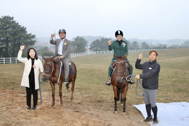 김경희 시장이 19일  백사면 외승체험장 개장식에서 승마 체험을 하고 있다. 이천시 제공
