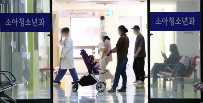 정부가 지방 국립대병원을 중심으로 지역·필수 의료를 강화하는 혁신 전략을 발표한 19일 대구 중구 경북대병원 소아청소년과에서 시민들이 진료를 기다리고 있다. 대구 연합뉴스