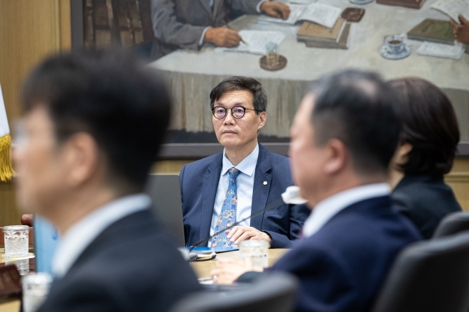 이창용 한국은행 총재가 19일 서울 중구 한국은행에서 열린 금융통화위원회 통화정책방향 회의를 주재하고 있다. 한은 금통위는 이날 만장일치로 기준금리를 현 수준인 3.50%에서 동결했지만 향후 금리 전망을 놓고 의견이 갈렸다. 지난 5월과 7월, 8월에는 금통위원 6명 전원이 기준금리를 3.75%까지 인상할 가능성을 열어 두는 것을 지지했지만 이날 회의에서는 금통위원 1명이 “기준금리 인하 가능성도 열어 둬야 한다”는 의견을 냈다.    사진공동취재단