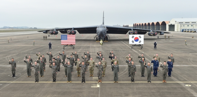 北 보란 듯… 美전략폭격기 B-52H 국내 첫 착륙