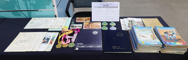 서울 성북구와 성북문화원이 진행한 ‘제2회 민간 기록물 수집 공모전’에서 대상을 받은 남명희씨가 제출한 기록물로 1980~90년대 정릉동 영화유치원·우촌초등학교·북악중학교 재학 시절의 사진과 상장, 메달, 교지, 일기 등이 포함돼 있다. 성북구 제공