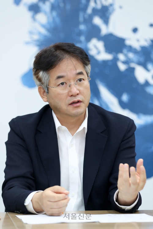 이동환 경기 고양시장이 19일 서울신문과의 인터뷰에서 고양을 국내외 커피산업의 중심 도시로 만들어 가겠다고 밝히고 있다.