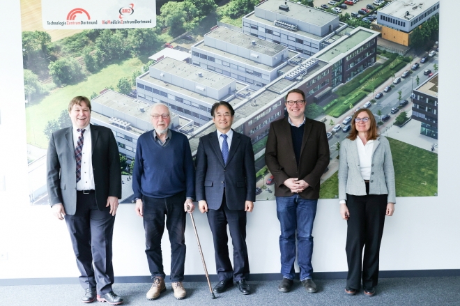 이동환(가운데) 경기 고양시장이 지난 3월 독일 도르트문트에 있는 세계적인 제약분야 선도기업 ‘리드 디스커버리센터’를 방문해 고양경제자유구역 내 바이오 정밀의료 클러스터 조성 계획 등을 설명한 뒤 노벨화학상 수상자인 로베르트 후버 박사(왼쪽 두 번째) 등과 기념촬영을 하고 있다. 고양시 제공