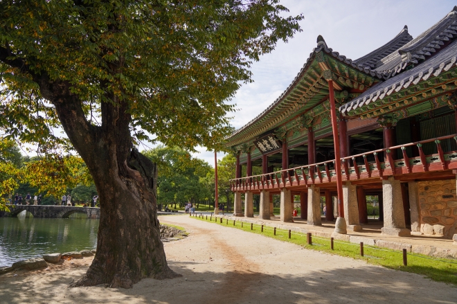 춘향전의 배경이 된 전북 남원 광한루원 전경. 신선의 세계관과 천상의 우주관을 표현한 누원으로 평가받는다.