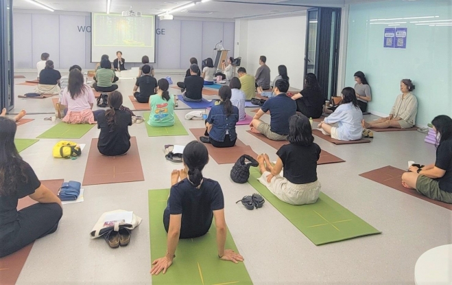 서울 영등포구가 경력단절여성의 사회 복귀를 돕기 위해 운영하는 마음 챙김 프로그램 중 명상 수업 모습. 영등포구 제공