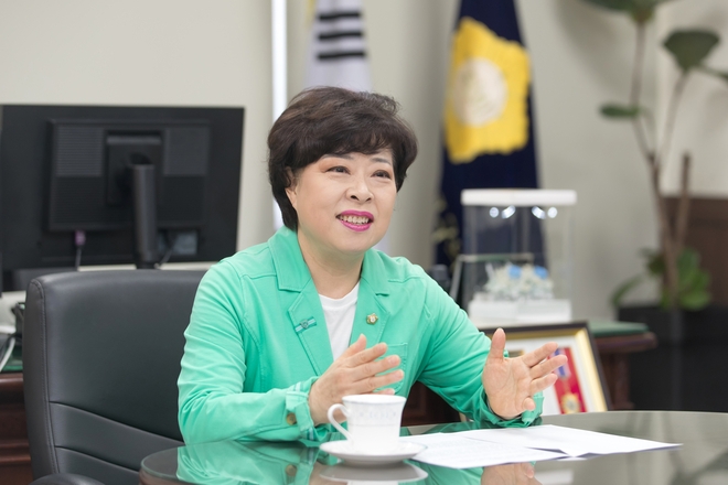 정선희 서울 영등포구의회 의장이 지난 16일 서울신문과 만나 구의회 활동과 계획에 대해 설명하고 있다. 영등포구의회 제공