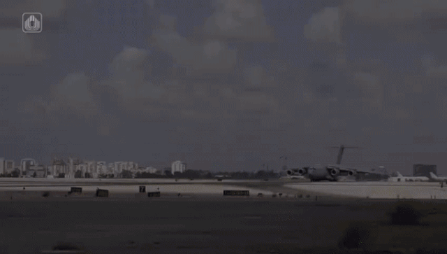 19일(현지시간) 이스라엘 국방부는 최근 이스라엘방위군(IDF)이 사용할 장갑차를 실은 미 공군 수송기가 이스라엘에 도착했다고 밝혔다. 이날 이스라엘 국방부가 공유한 동영상에는 미 공군 원정 센터가 있는 뉴저지 맥과이어에서 출발한 항공기동사령부(AMC, Air Mobility Command)의 보잉 C-17 글로브마스터 III 전략 수송기가 의료 및 화물, 작전용으로 쓰일 장갑차를 싣고 이스라엘에 착륙하는 모습이 담겨 있었다. 2023.10.19 이스라엘 국방부