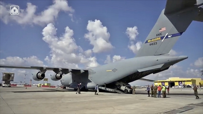 19일(현지시간) 이스라엘 국방부는 최근 이스라엘방위군(IDF)이 사용할 장갑차를 실은 미 공군 수송기가 이스라엘에 도착했다고 밝혔다. 이날 이스라엘 국방부가 공유한 동영상에는 미 공군 원정 센터가 있는 뉴저지 맥과이어에서 출발한 항공기동사령부(AMC, Air Mobility Command)의 보잉 C-17 글로브마스터 III 전략 수송기가 의료 및 화물, 작전용으로 쓰일 장갑차를 싣고 이스라엘에 착륙하는 모습이 담겨 있었다. 2023.10.19 이스라엘 국방부