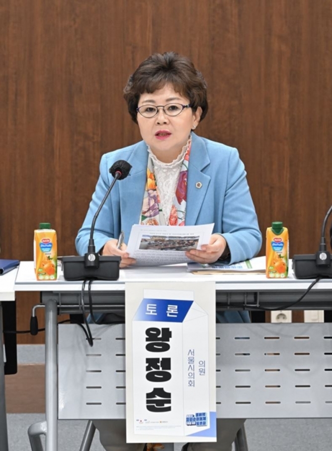 왕정순 의원이 대표 의원을 맡고 있는 의원 연구단체 ‘가비채(가치 있는 비움과 채움)’가 지난 19일 마을언덕사회적협동조합 등 8개 단체와 함께 ‘서울시 종이팩 자원순환체계 구축을 위한 토론회’를 개최했다.