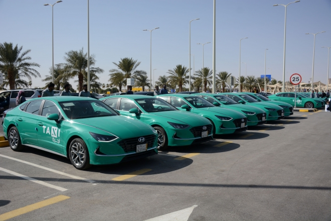 현대자동차가 2020년 사우디아라비아 최대 운수기업 중 한 곳인 알 사프와에 공급한 쏘나타. 현대차는 당시 신형 쏘나타 1000대를 공항 택시로 공급하는 계약을 체결한 바 있다. 현대차 제공