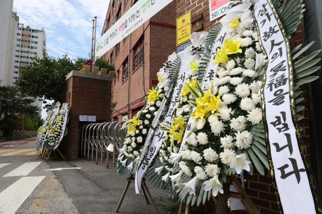 경기도 의정부시의 한 초등학교에서 고인이 된 교사를 추모하는 화환이 줄지어 놓여 있다. 연합뉴스