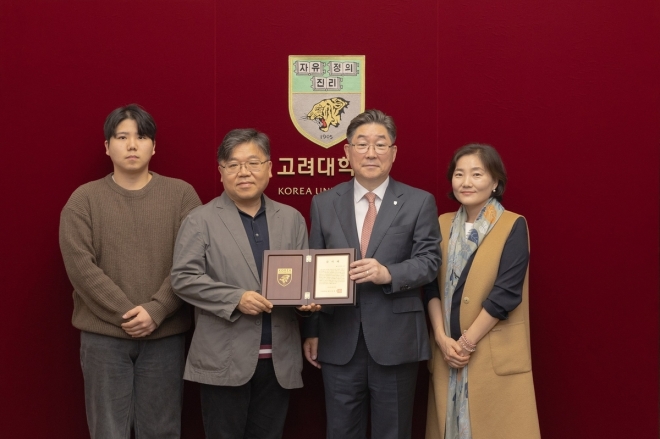 이태원 참사로 숨진 고(故) 신애진씨의 유가족들이 지난 19일 서울 성북구 고려대 본관 총장실에서 김동원 총장에게 장학기금을 전달하고 있다. 왼쪽부터 신씨의 동생, 아버지 신정섭씨, 김 총장, 어머니 김남희씨. 2023.10.20  고려대 제공