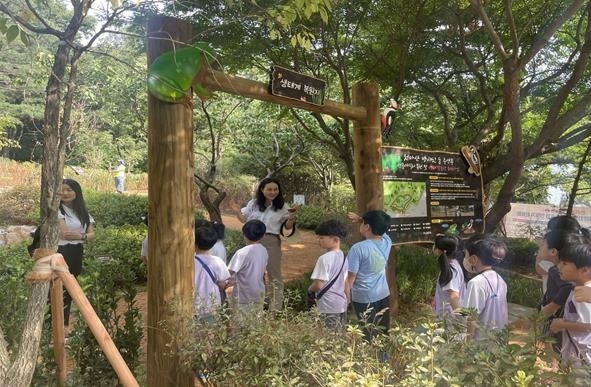 서울 송파구가 최근 조성한 마천동 천마근린공원 생태학습장을 방문한 어린이들이 생태학습에 참여하고 있다. 송파구 제공