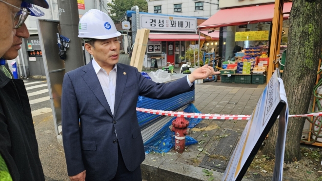 마포구 대흥역 3번 출구 엘리베이터 설치와 관련해 현장점검에 나선 소영철 의원
