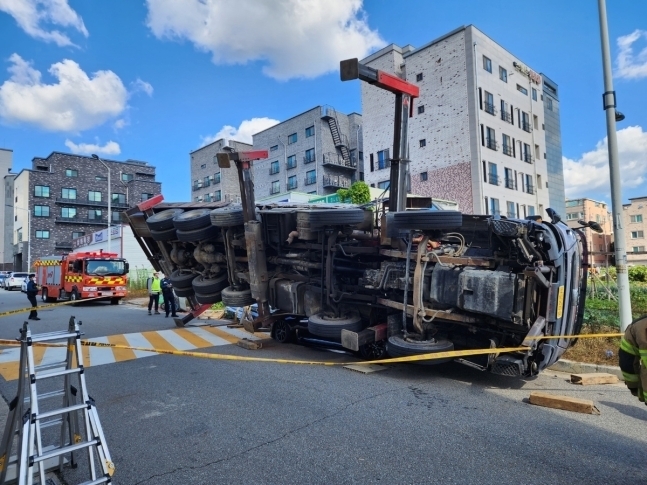 20일 충북 청주시 청원구 오창읍의 한 도로에서 건축 자재를 옮건 크레인이 전도하는 사고가 발생했다. 연합뉴스