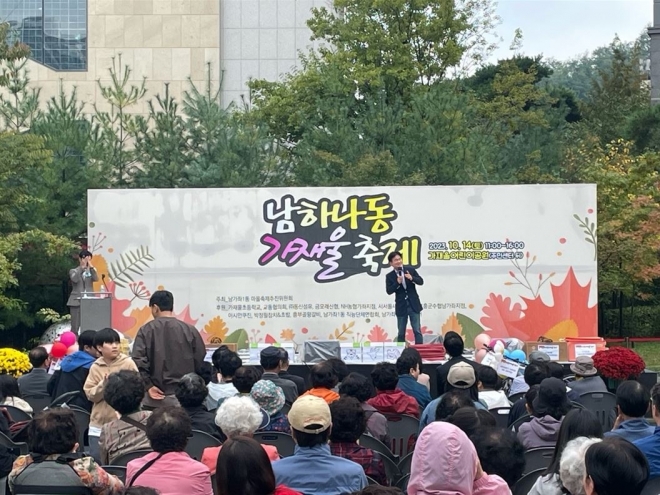 지난 14일 가재울 어린이공원에서 열린 ‘남하나동 가재울 축제’에 참석해 인사 중인 김용일 의원