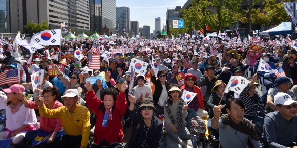 2019년 10월 9일 서울 광화문에서 열린 조국퇴진 집회에 참석한 보수단체 회원들이 태극기를 흔들고 있다.  박지환기자 popocar@seoul.co.kr