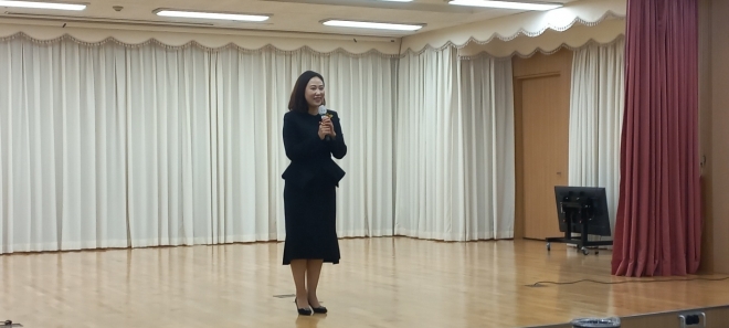 지난 19일 발달장애인에 대한 봉사 정신과 공로를 인정받아 (사)서울장애인부모연대로부터 감사패를 받은 이새날 의원이 수상소감을 말하고 있다.