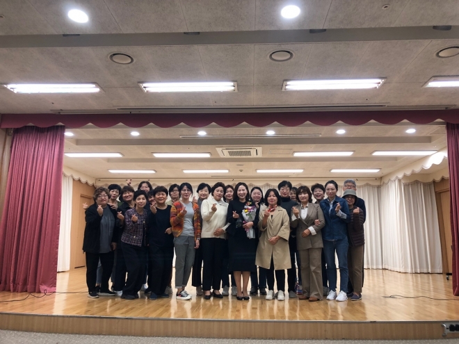 발달장애인 문화예술 분야 참여 증대 공로 인정 감사패를 이새날 의원과 참석자들이 단체사진을 찍고 있다.