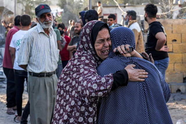 19일(현지시각) 팔레스타인 가자지구 남부 라파를 이스라엘이 폭격한 뒤 한 여성이 다른 이를 껴안고 위로하고 있다. AFP 연합뉴스