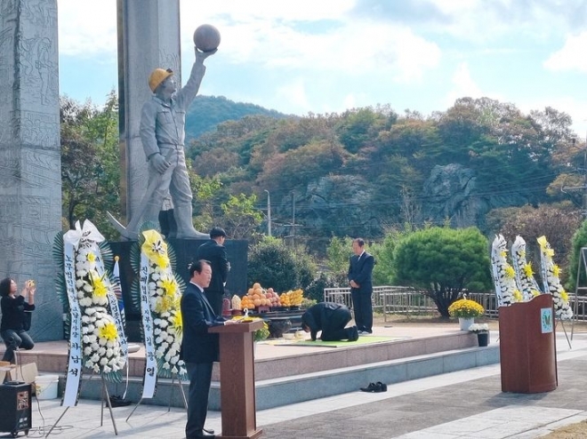 화순군은 지난 19일 동면 추모공원에서 광산진폐권익연대 광주전남지부 주관으로 ‘제11회 석탄산업 종사 재해자 위령제’를 가졌다. 화순군 제공