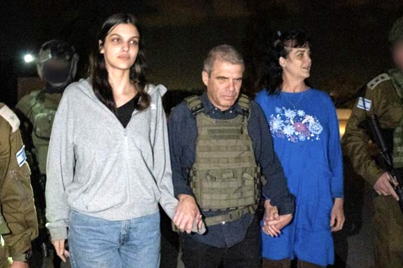 지난 7일(현지시간) 팔레스타인 무장 정파 하마스에 인질로 억류됐다가 14일 만인 20일 석방된 주디스 라난(오른쪽)과 그녀의 딸 내털리(17, 왼쪽)이 베냐민 네타냐후 이스라엘 총리의 특별 고문인 갈 허르시와 함께  있다. 이스라엘 정부 제공 AP 연합뉴스