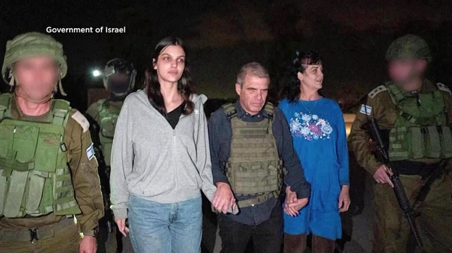 팔레스타인 무장정파 하마스에 납치된 미국 국적의 내털리 라난(왼쪽)과 어머니 주디스 라난이 20일(현지시간) 가자지구에서 국제적십자위원회(ICRC)에 인계된 후 이스라엘군과 함께 이동하고 있다. 모녀는 이집트를 통해 이스라엘로 이동할 것으로 알려졌다. 2023.10.20 이스라엘 정부/AFP 연합뉴스