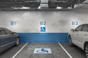 “주차 공간 부족”…고인 ‘장애인 표지’ 붙인 BMW 차주