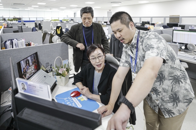 지난 21일 인천 송도 삼성바이오로직스 본사 내 사무실에서 가족들이 임직원이 근무하는 자리를 직접 방문해 체험하고 있다. 삼성바이오로직스 제공